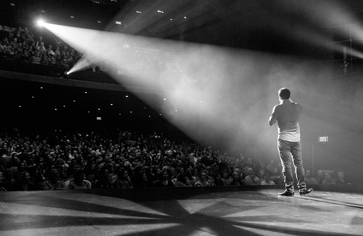 Public avec artiste sur scène